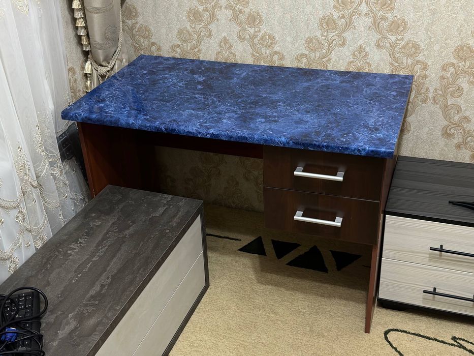 Продам стол, кровать (самовывоз)
