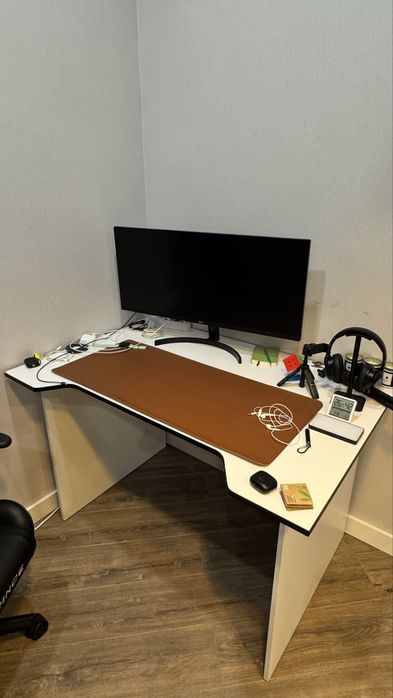 Компьютерный стол в отличном состоянии — 30 000 тг (торг)