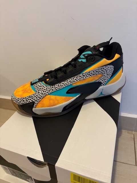 Vand adidasi Nike Jordan noi diferite modele 400-450 Ron