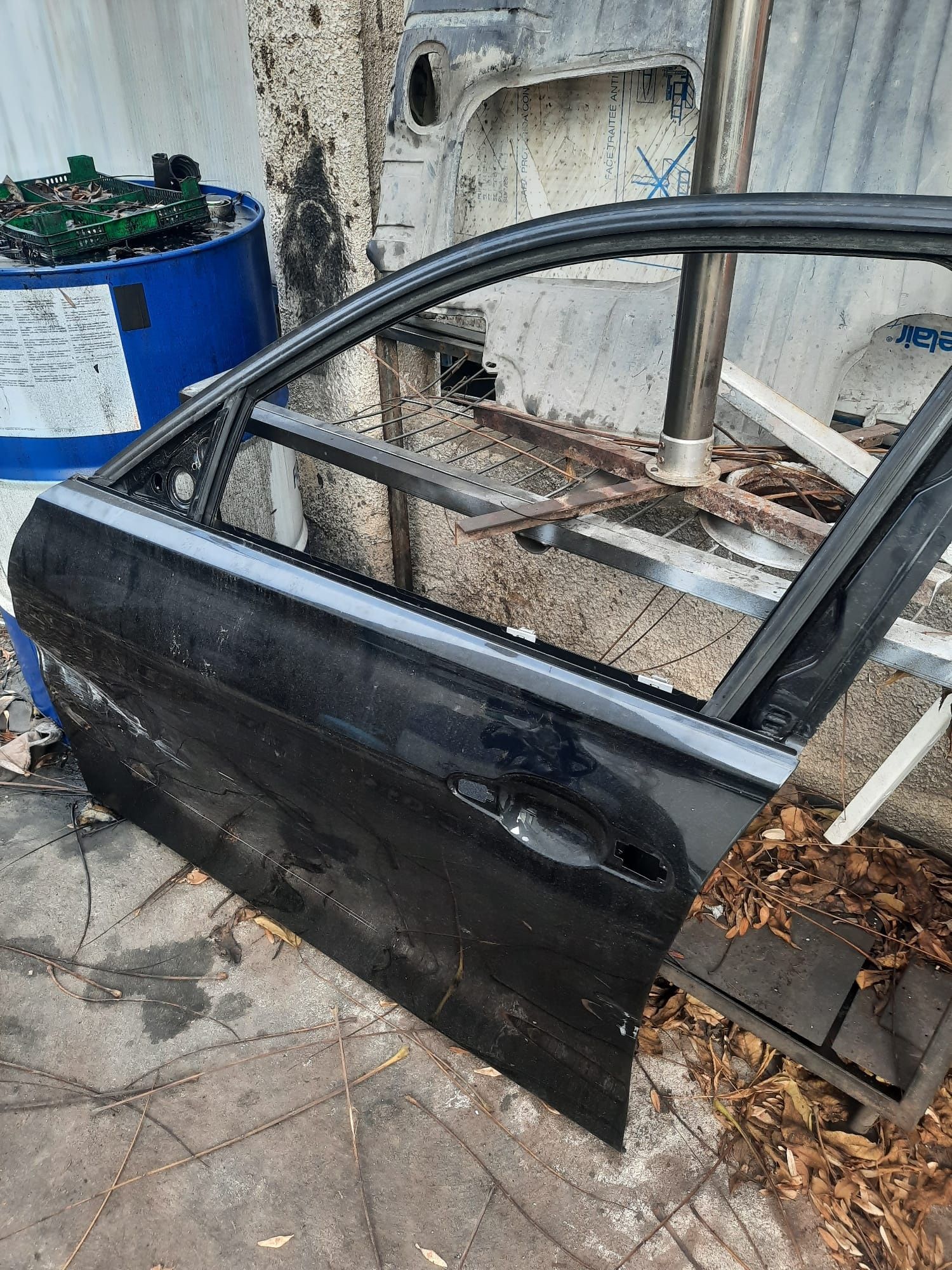 Здравейте, продавам лява предна врата за BMW F30,2013г,,с лек удар