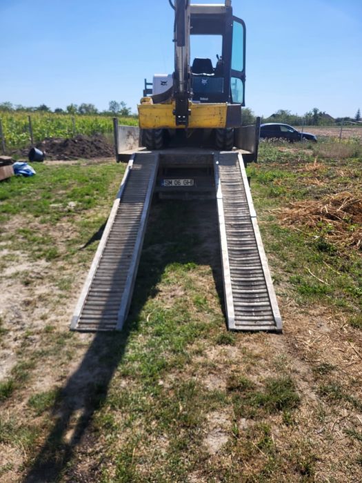 Executam lucrari cu excavator de 3,5t