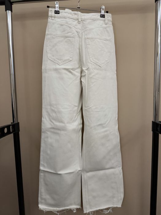 Бели дънки със скъсан ефект