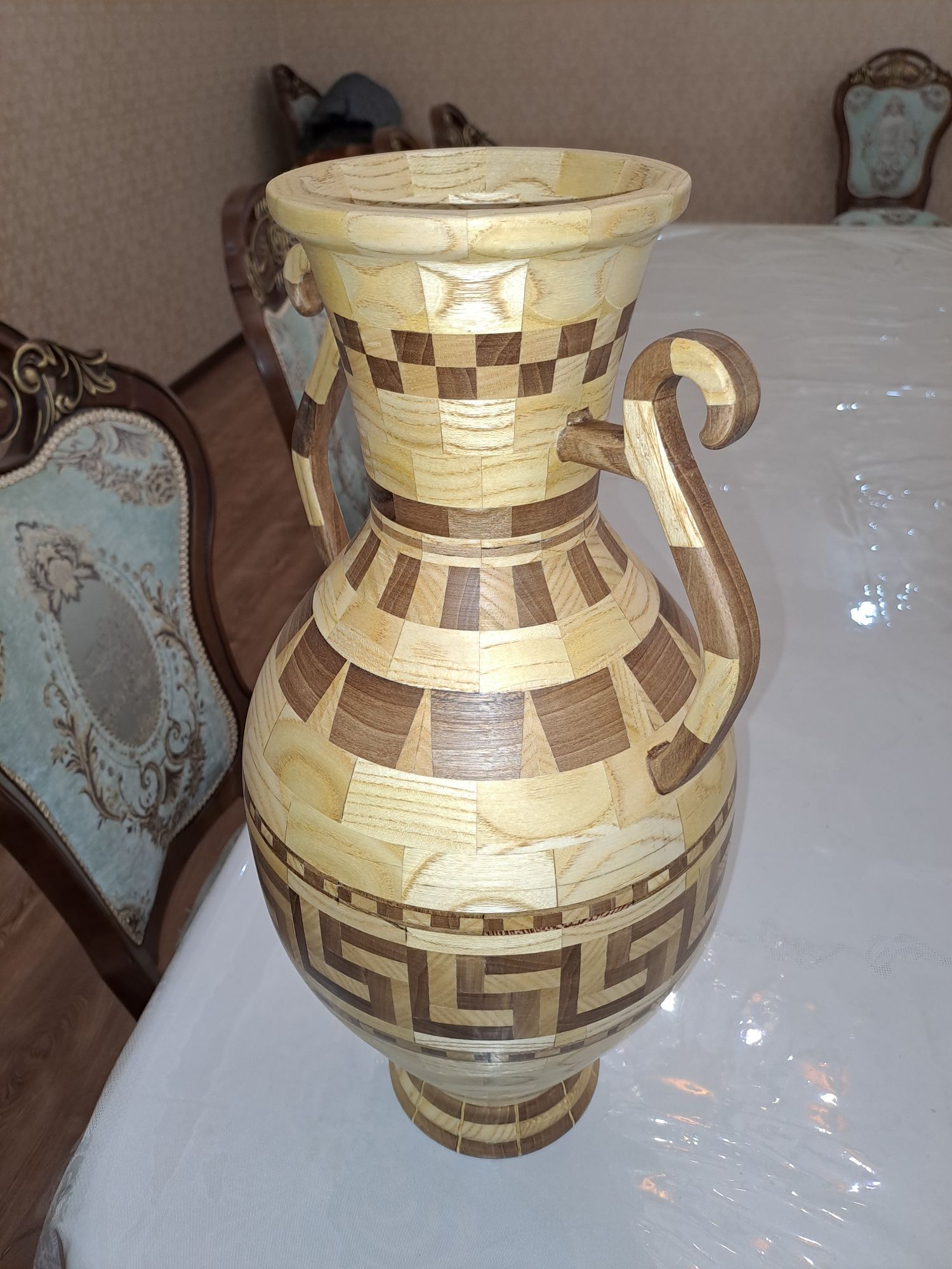 Кувшин изготовленный из твёрдых пород дерева