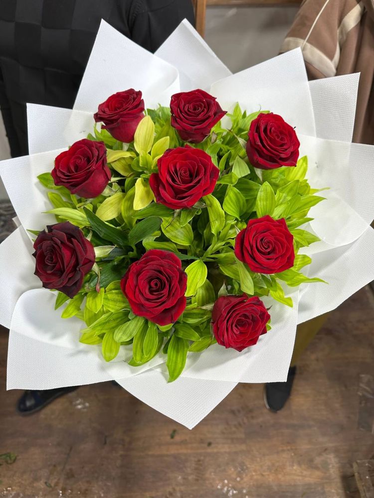 Atirgul lola pion siren bables buket gullar