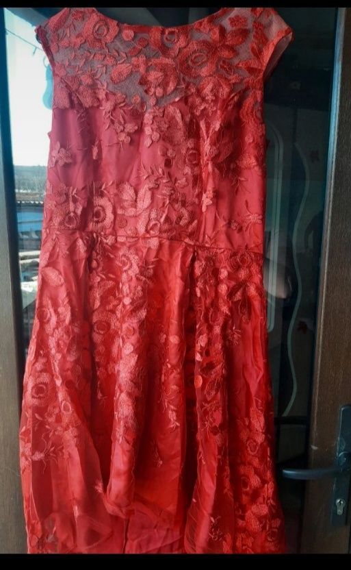 Rochie elegantă din dantelă cu trenă