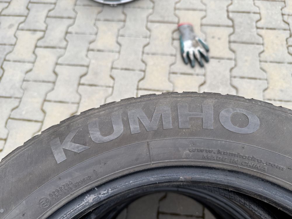 2бр. Зимни Гуми 215/60R/17 -KUMHO- DOT:1719- 4.2мм.