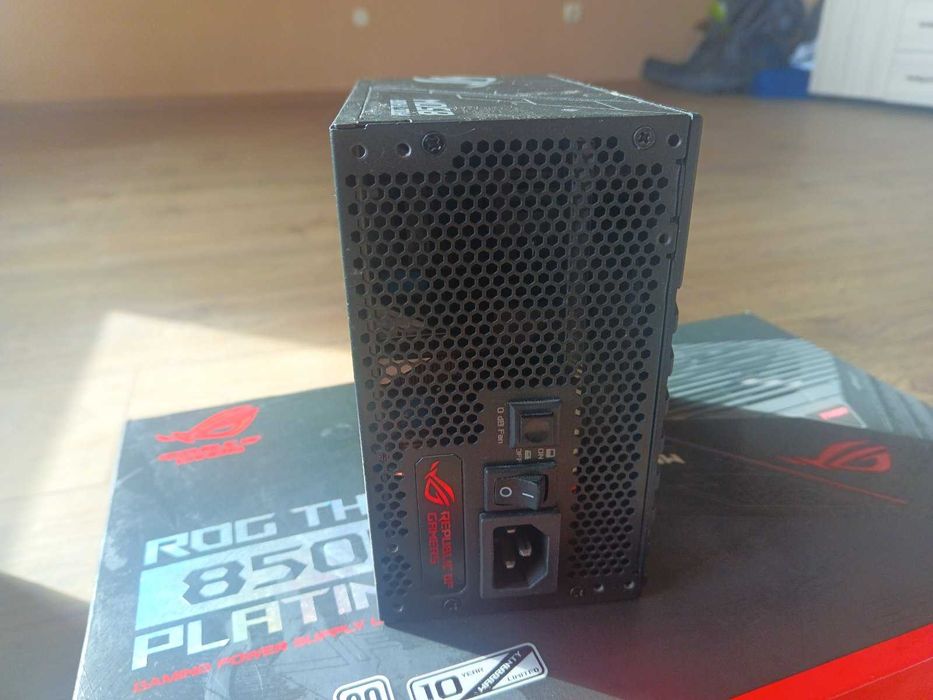 Захранващ блок ASUS ROG THOR PLATINUM с всички налични кабели