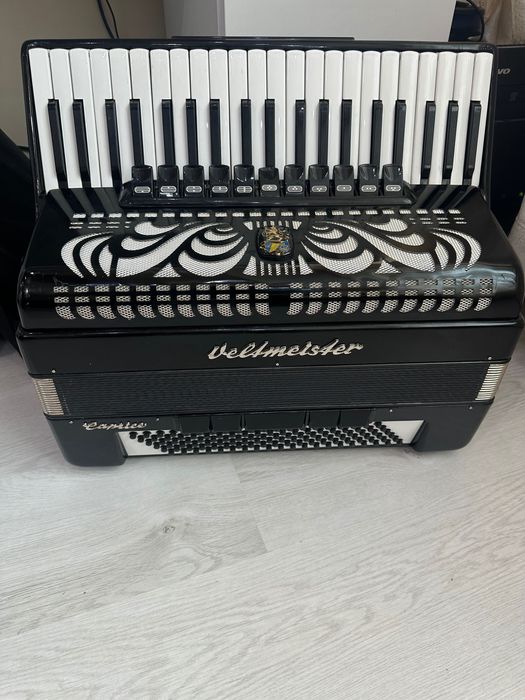 Продавам акордеон 120 баса caprice
