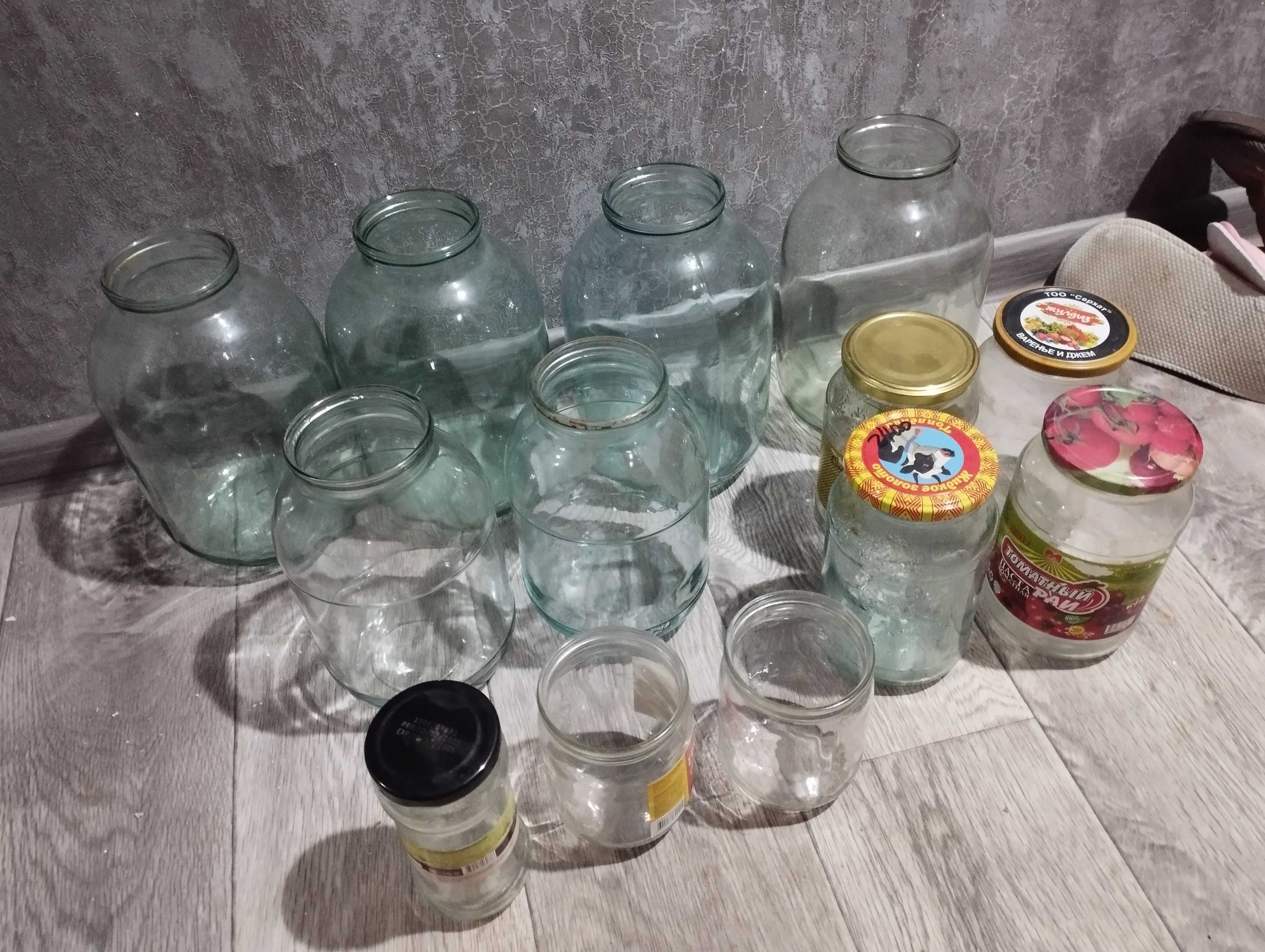 Банки стеклянные разные.