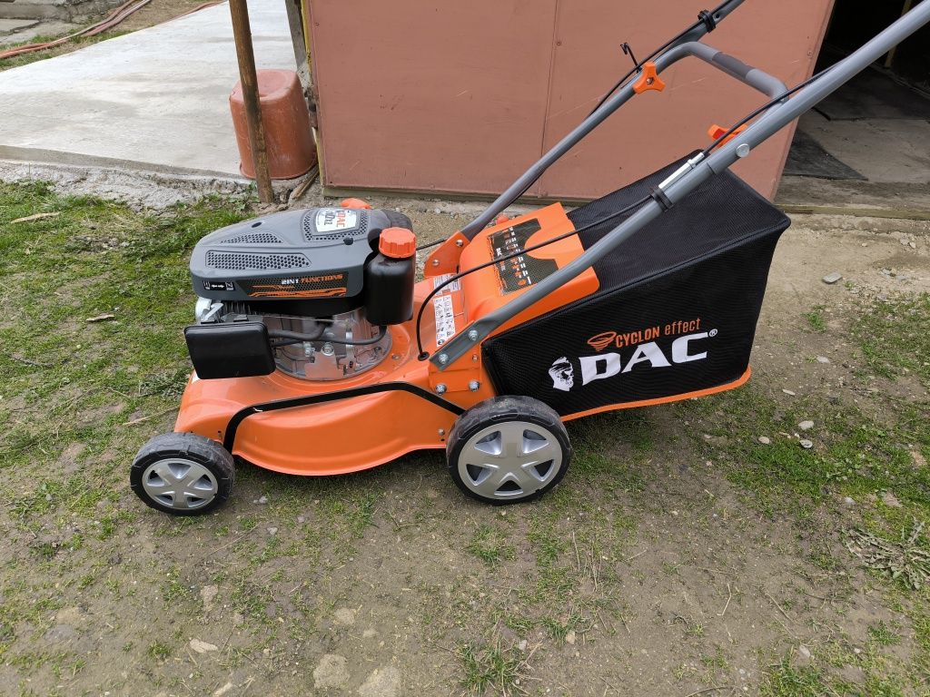 Mașina de tuns gazon DAC 110xl