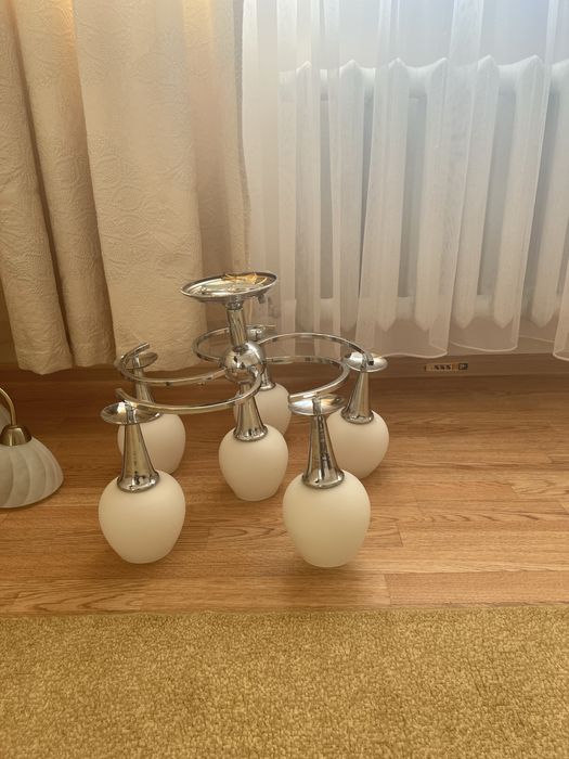 Продам красивую люстру в хоршем состоянии. 6 плафонов.