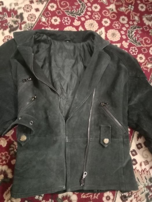 Продаю натуральную замшевую куртку женскую