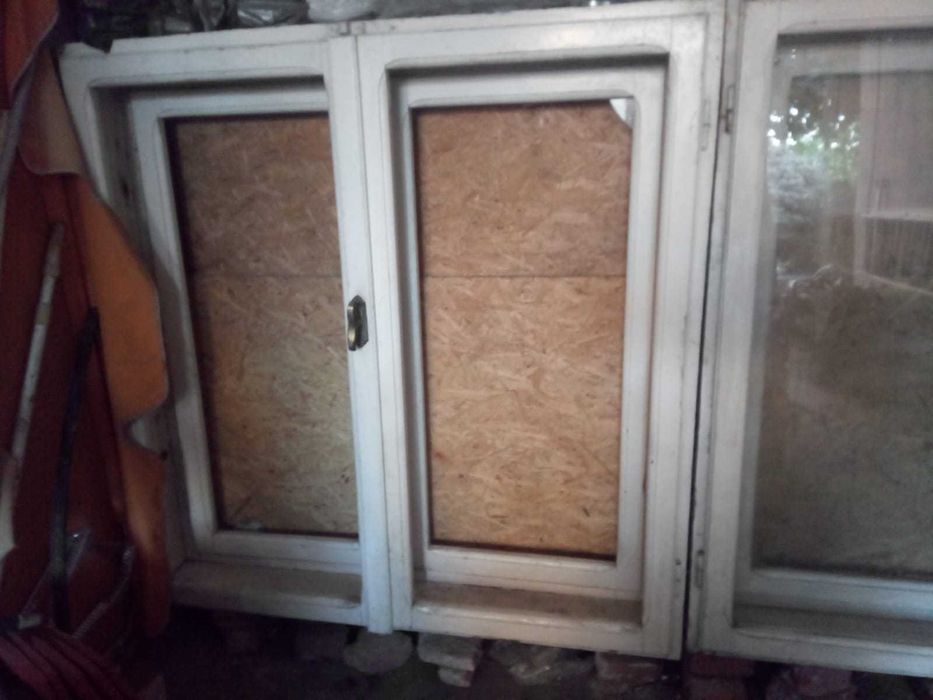 Ferestre din lemn masiv, 3 bucati (130x130 cm si 130x65 cm)