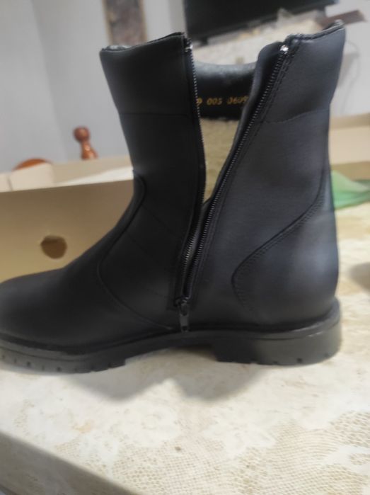 Продавам мъжки зимни обувки.