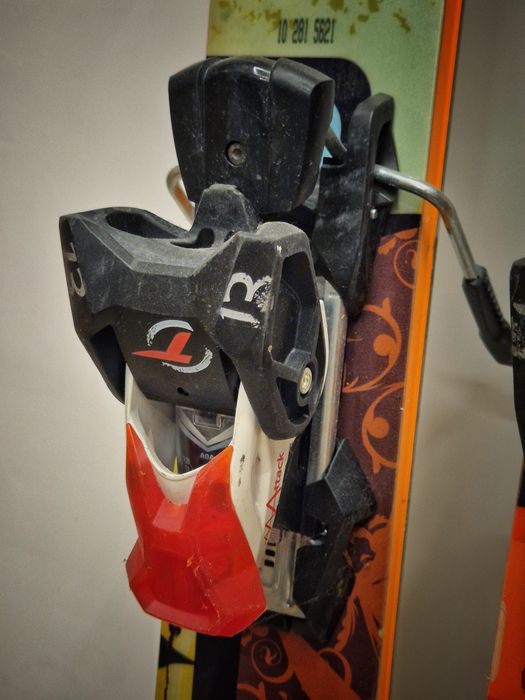 Schiuri Armada ARV 175cm all-mountain stare buna un singur proprietar