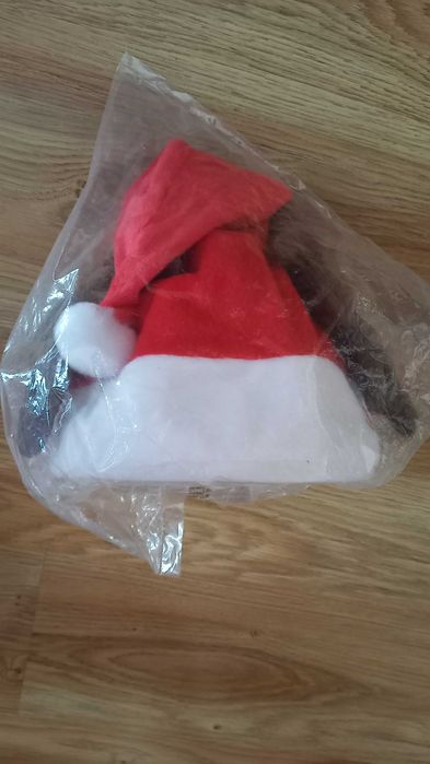 Коледна шапка със звук и движение