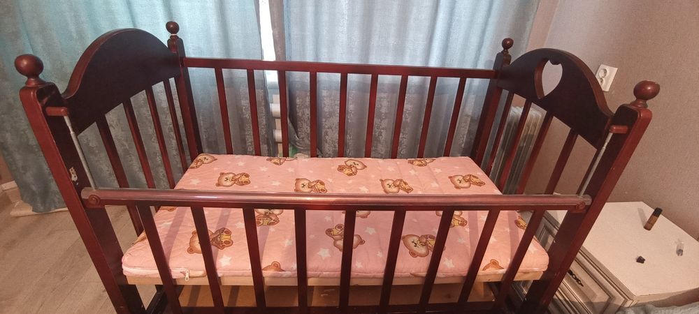Продам кроватку маятник в подарок комплект постельного