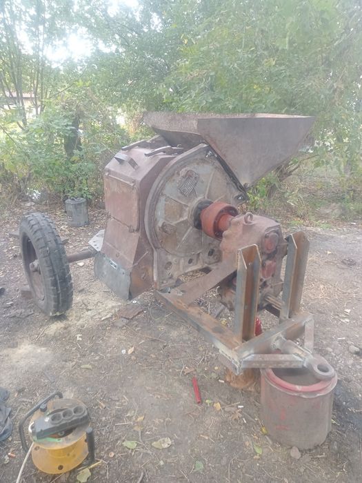 Тракторная зерно дробилка КДУ-2