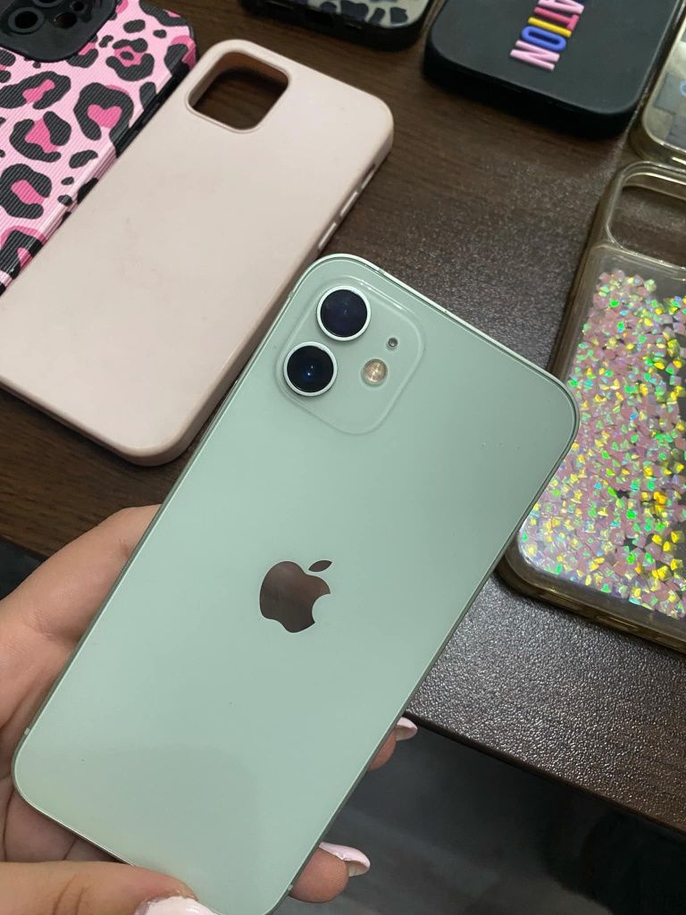 IPhone 12 перфектен с много кейсове