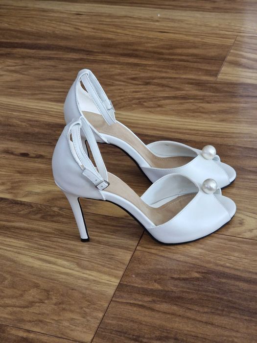 Vand sandale mireasă mărimea 36