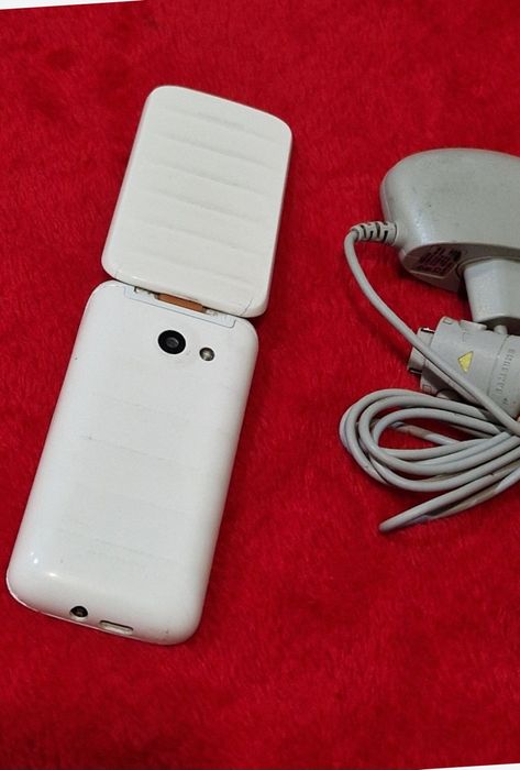 Telefon cu clapeta cu încărcător original