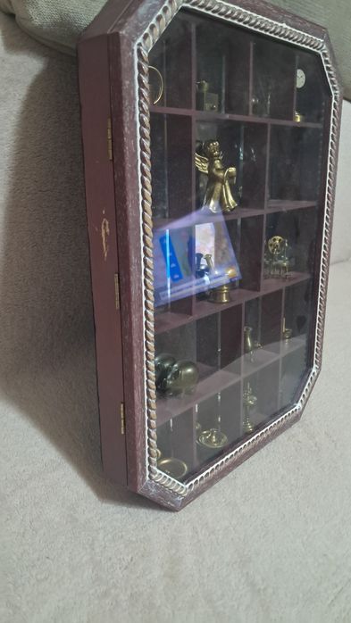 Vitrina cu 17 miniaturi din bronz