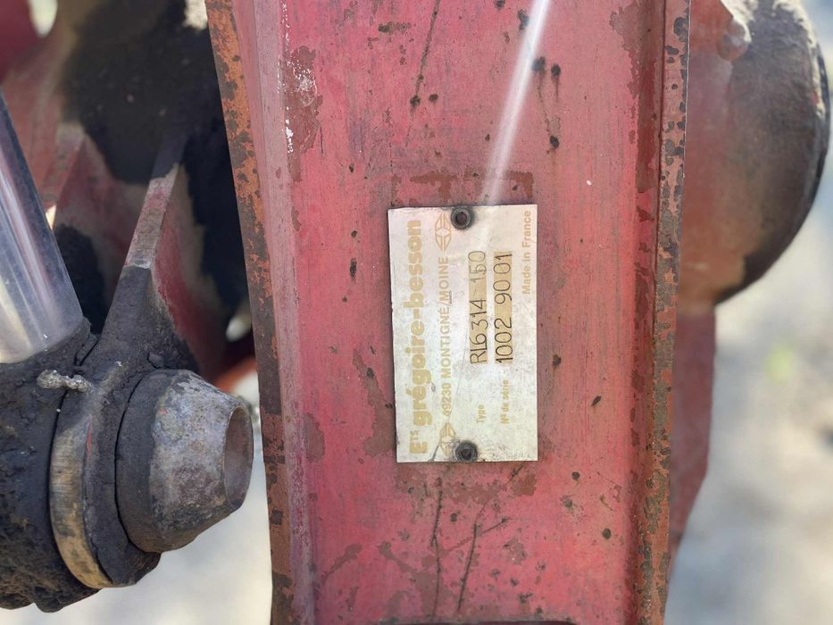 Vând.                                                 Plug reversibill