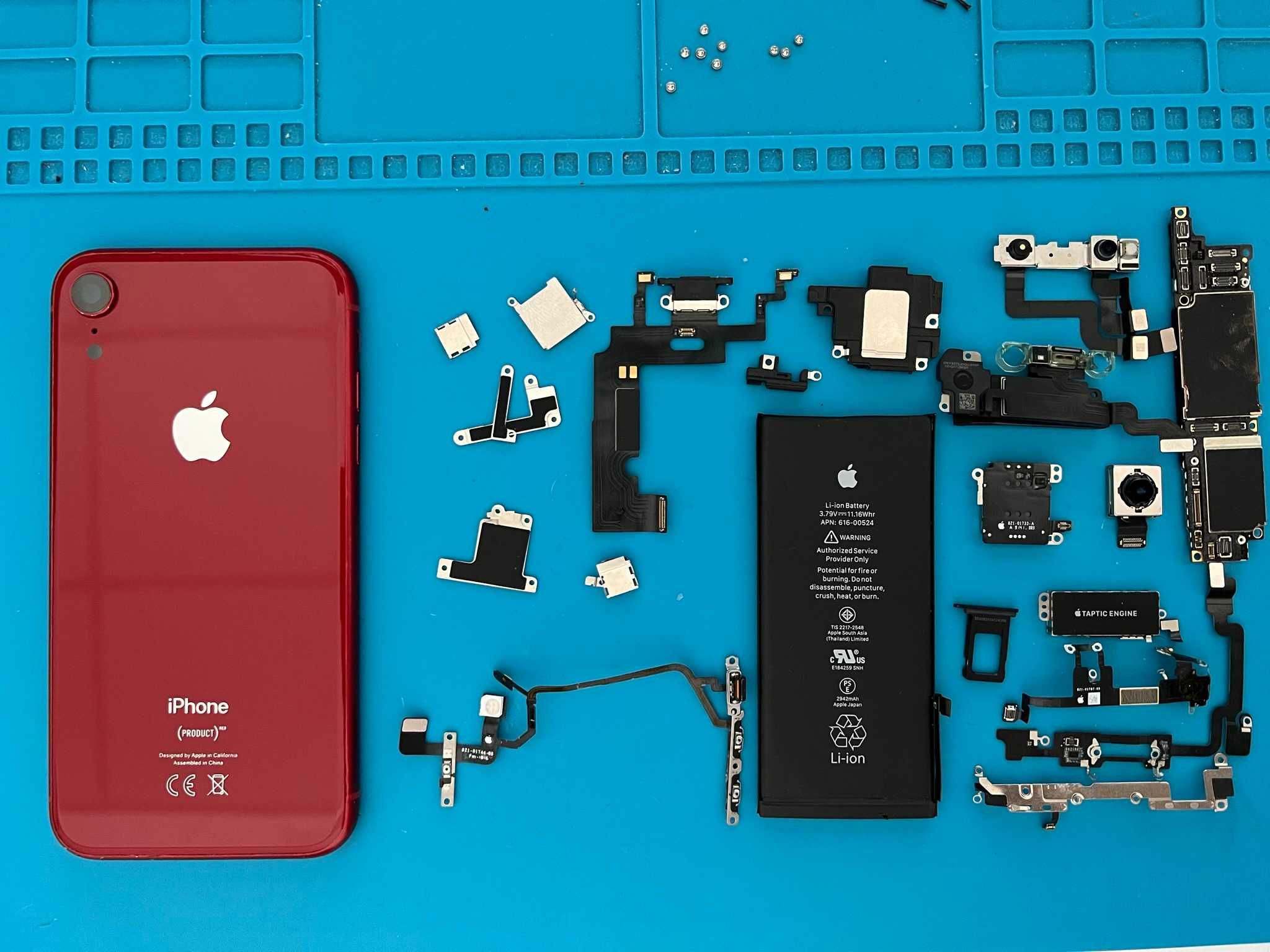 iPhone XR на части