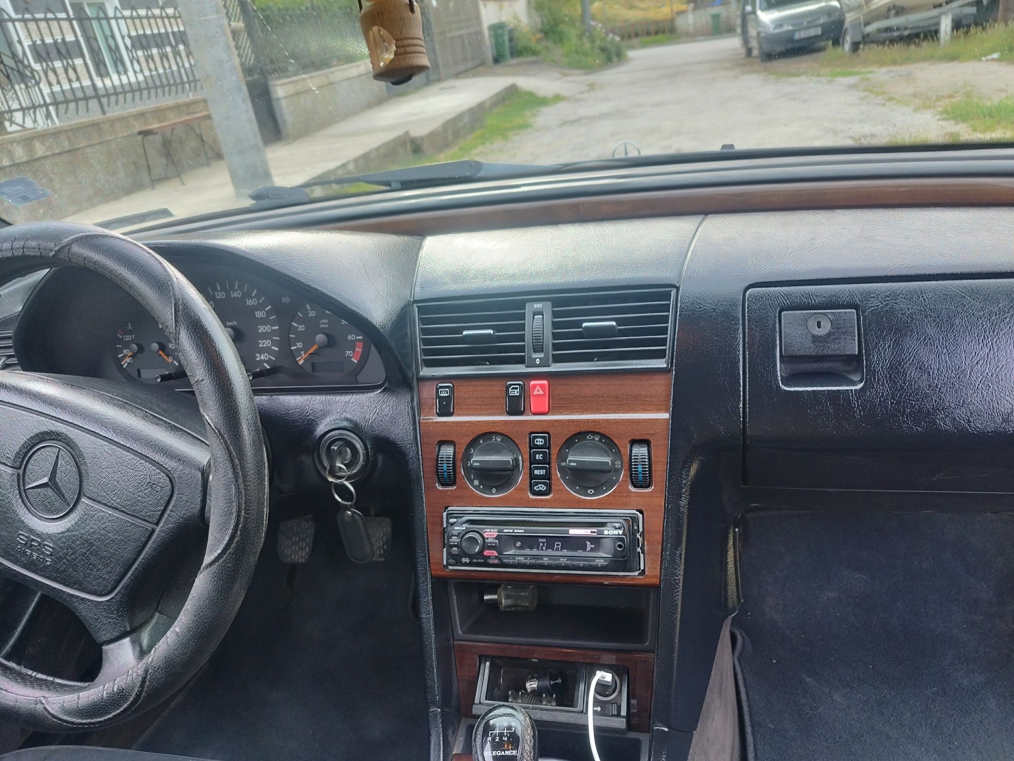 Мерцедес ц180 Бензин 122коня