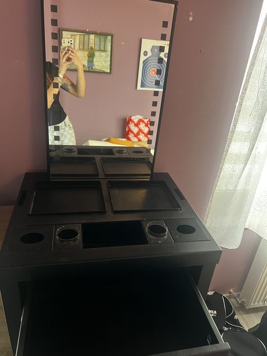 Masuta de machiaj metalica