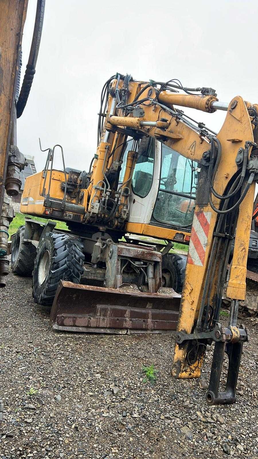 Vand Excavator pe senile Liebherr A900 C