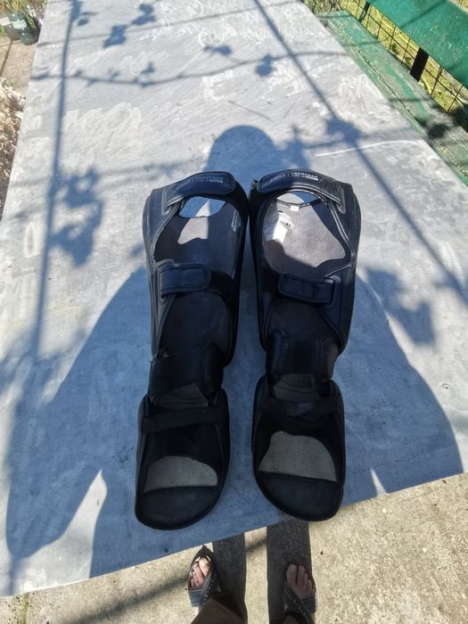 Protecții tibie și picior