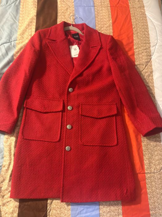 Vând Palton S roșu elegant – nou, cu etichetă.
Model tip sacou lung.