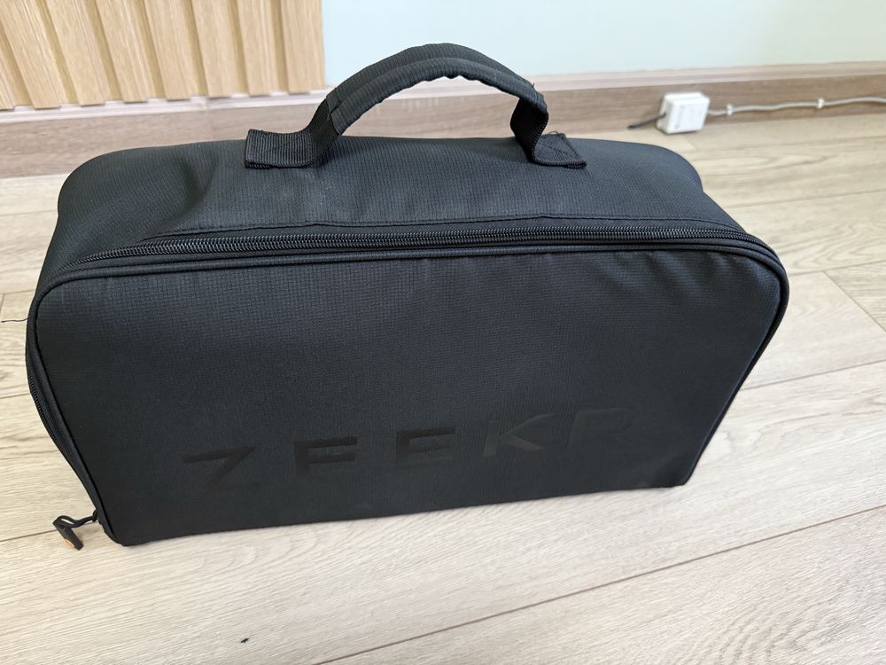 Продам новую  оригинальную зарядку от ZEEKR 001.