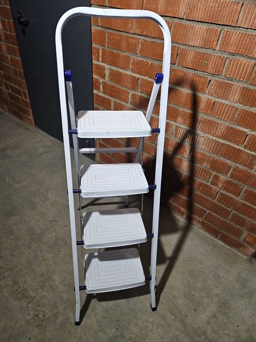 Продам белую металлическую стремянку