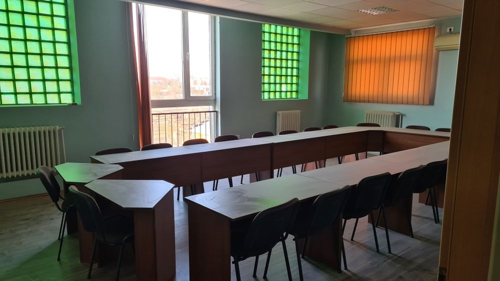 Birouri la etaj si productie la parter