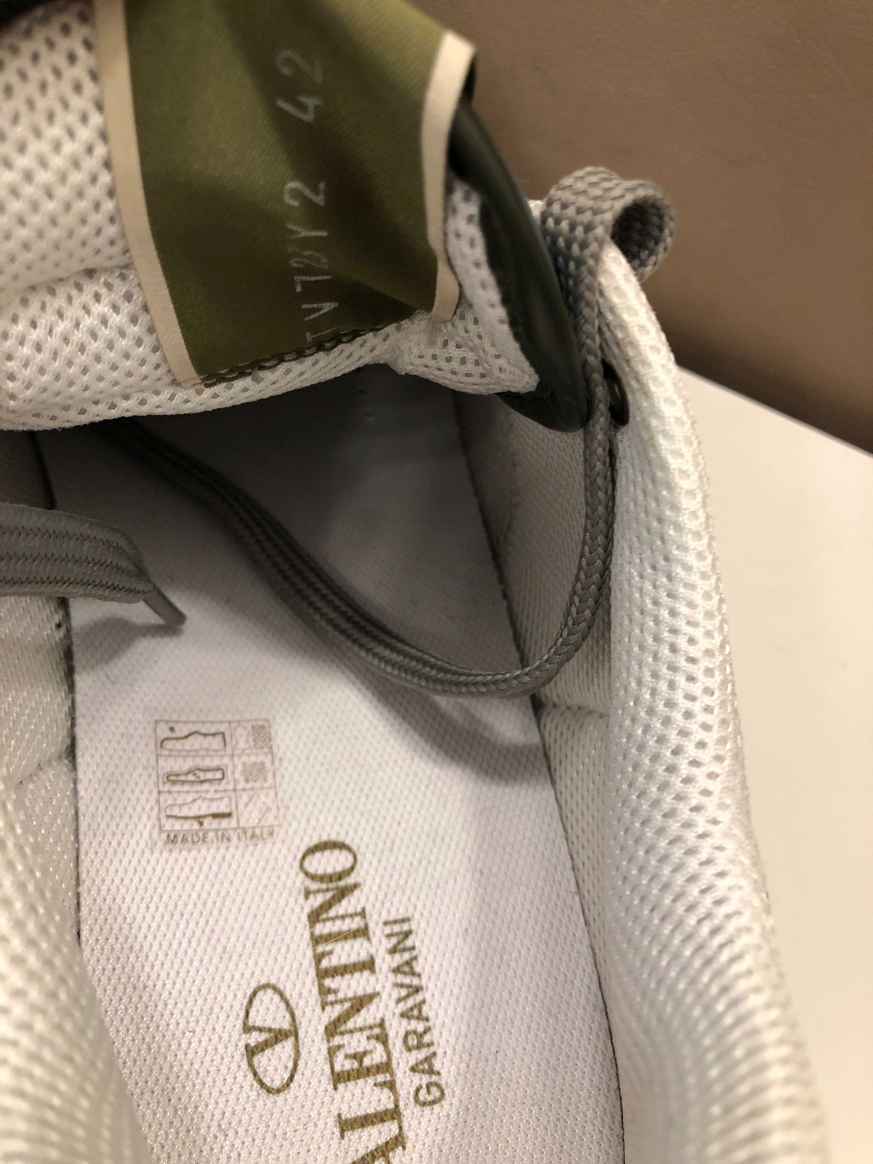 Valentino Garavani sneakers 44 autentici, full box, retail 580 euro