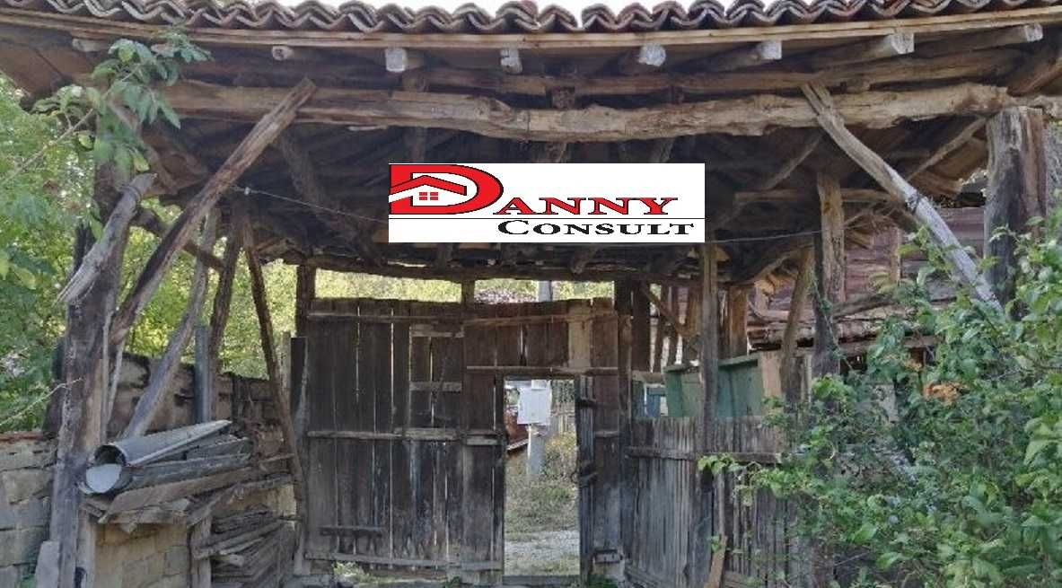 Стара къща с двор в с. Долни Марян - Еленски балкан