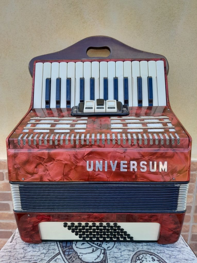 Vând acordeon UNIVERSUM, 48 bași.