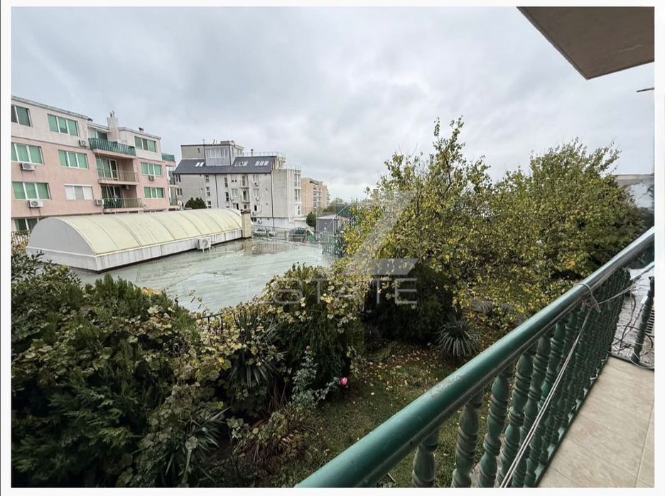 Двустаен апартамент, Ален Мак