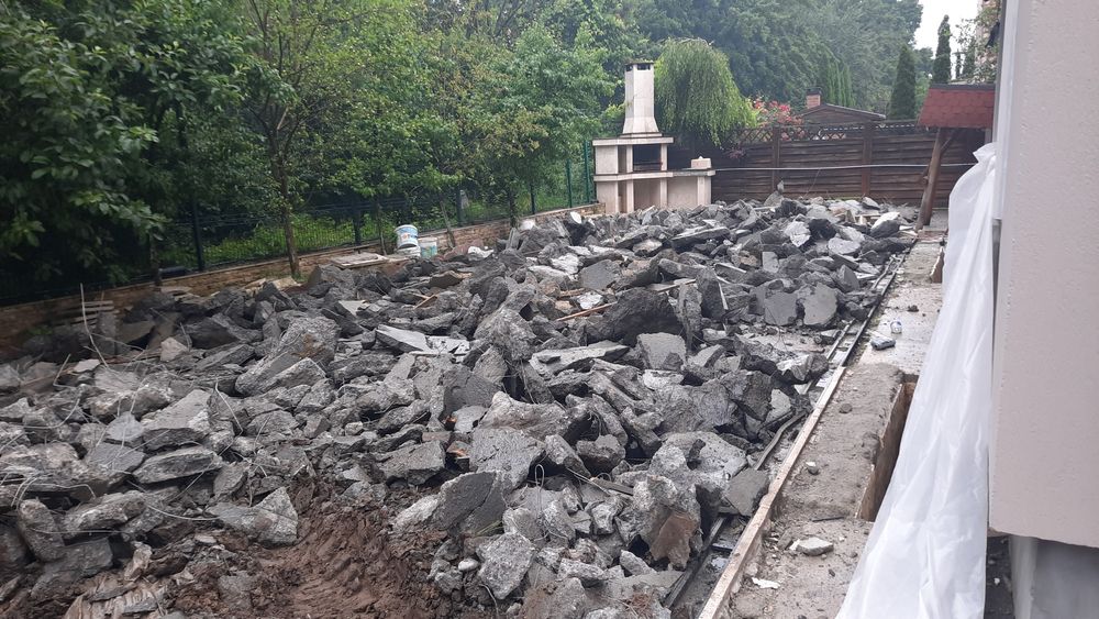 Bobcat cu picon burghiu gauri taiere beton asfalt subtraversari