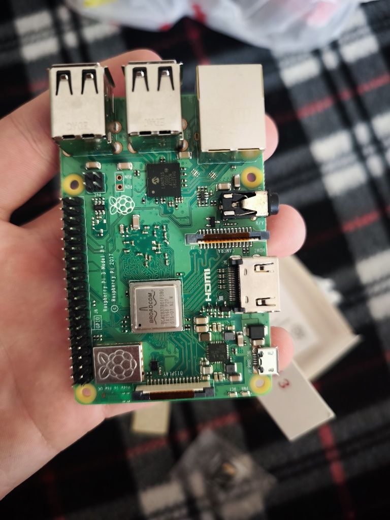 Продам Raspberry pi 3 Model B+ with SD card 16gb