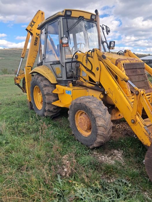 Buldoexcavator JCB si Tractor Fendt