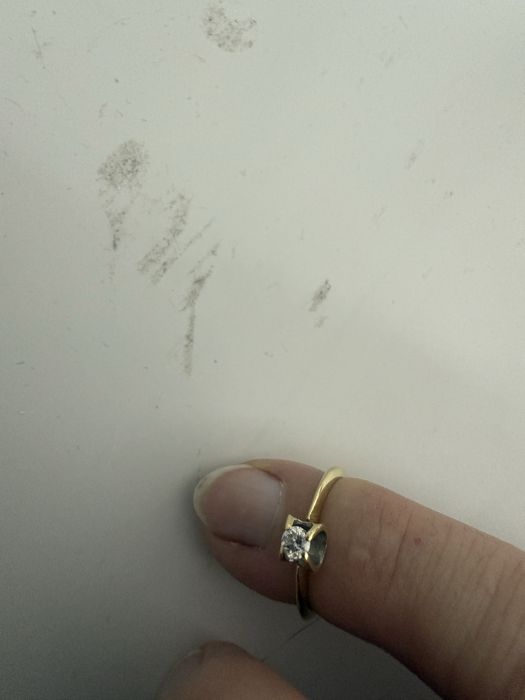 Продаю золотое кольцо с брильянтом