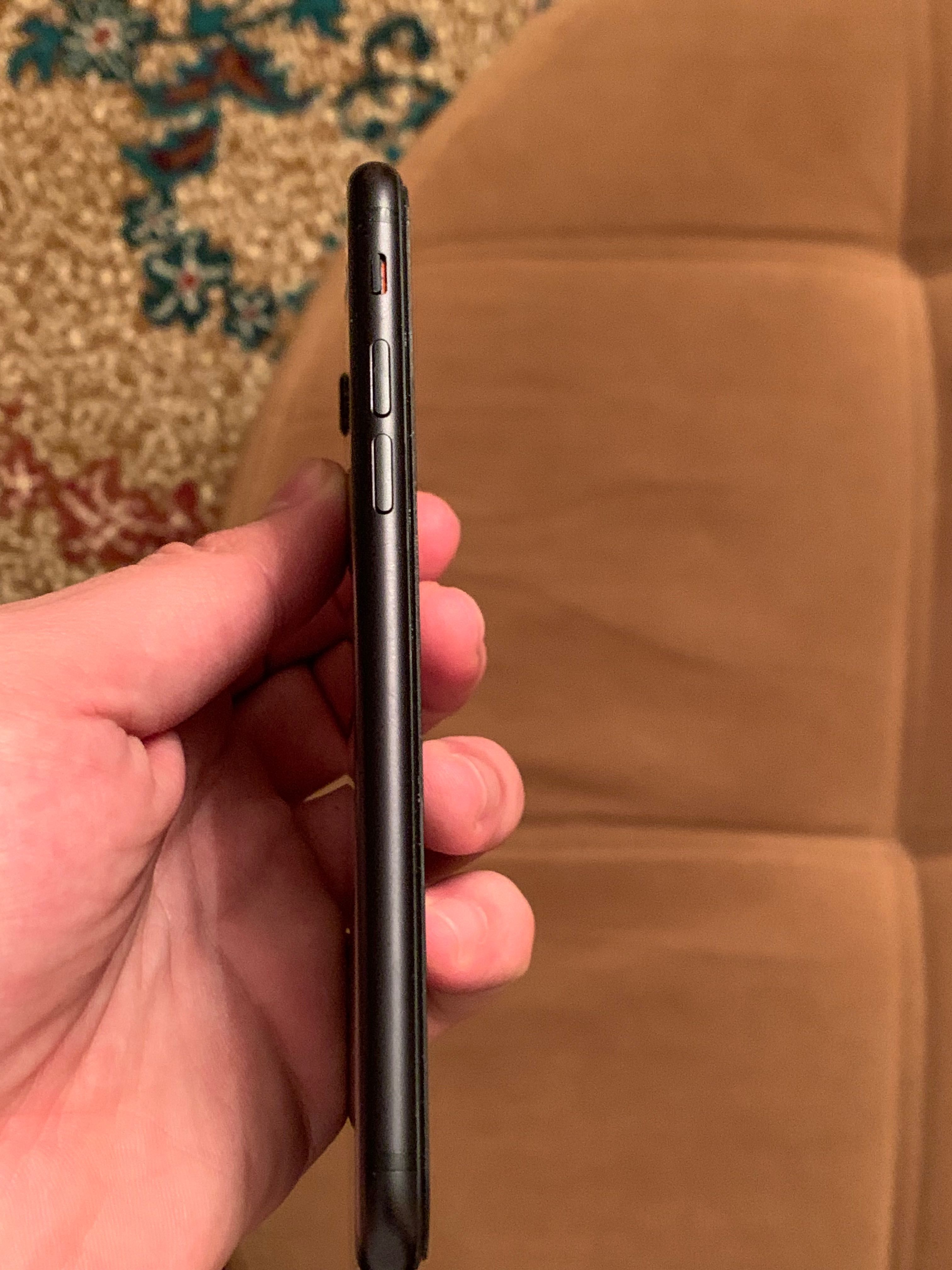 İphone SE 2020 не раскрытый корпу в ремонте не был