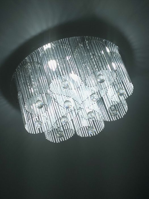 Продам люстру в зал, гостиную, спальню