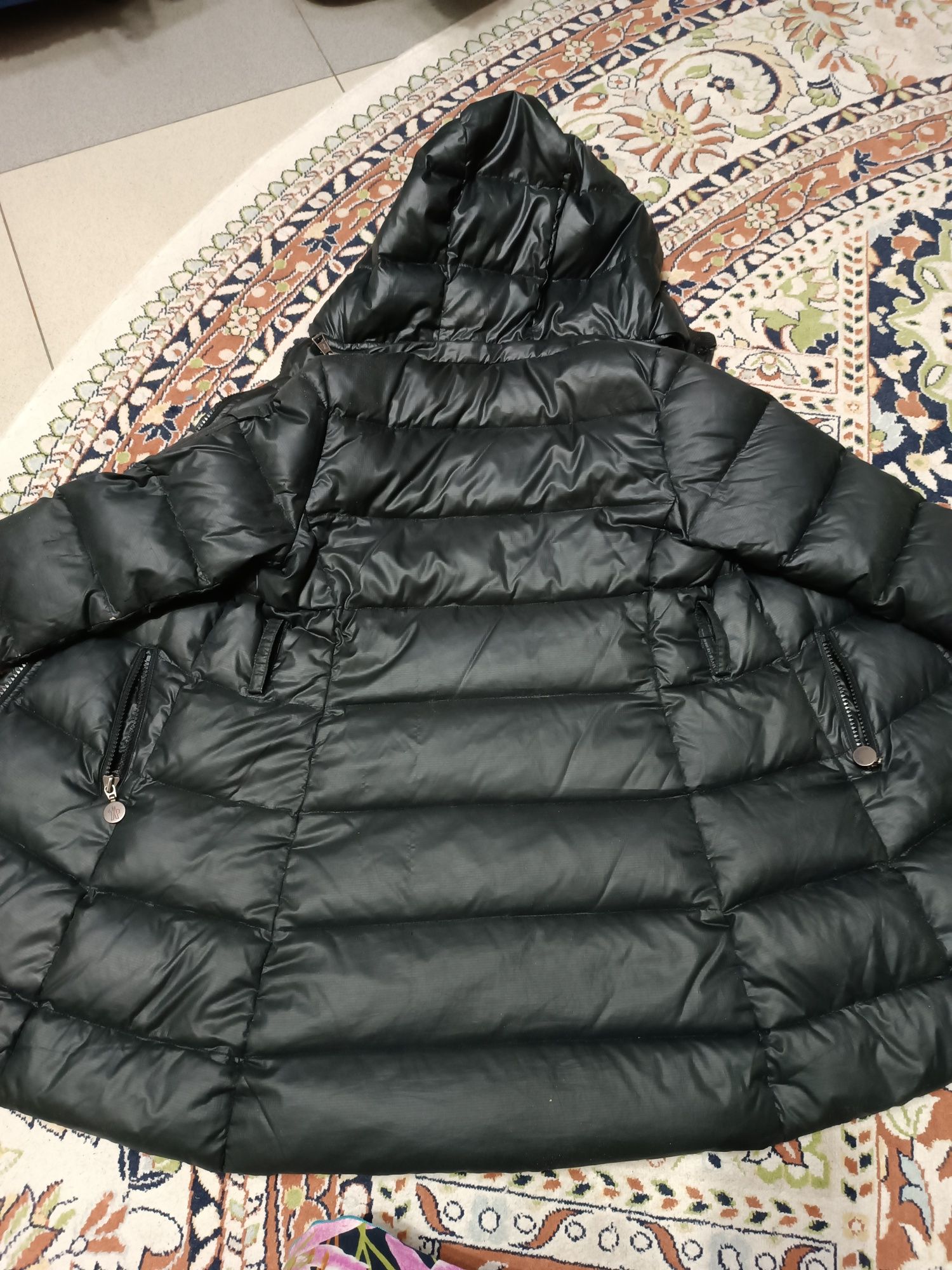 Продам пуховик Moncler