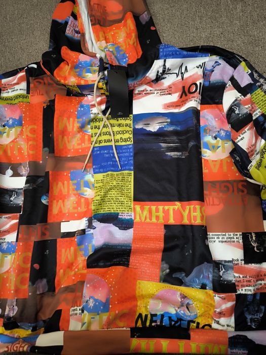 Стилен суичър с качулка и многоцветна щампа – чисто нов, с етикет