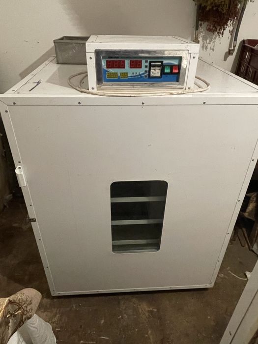 Vand incubatoarea de oua