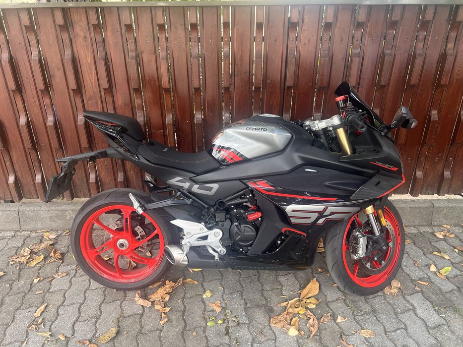 CFMOTO 450 SR-S 2024 – impecabilă, cu garanție și mici upgrade-uri